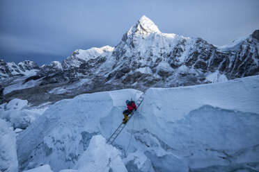 Nepal, Solo Khumbu, Bergsteiger am Everest-Eisfall, Pumori im Hintergrund - ALRF01128