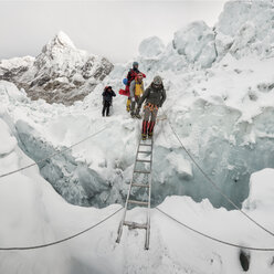 Nepal, Solo Khumbu, Bergsteiger am Everest-Eisfall - ALRF01129