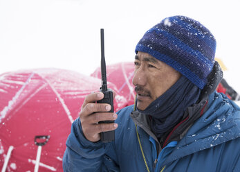 Nepal, Solo Khumbu, Everest, Ghurka usine radio in Camp 1 - ALRF01130