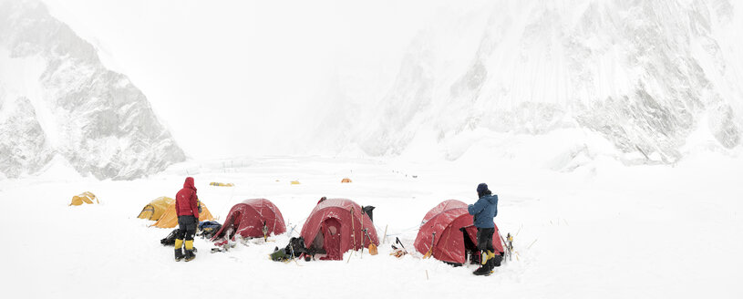 Nepal, Solo Khumbu, Everest, Bergsteiger im Lager 1 - ALRF01131