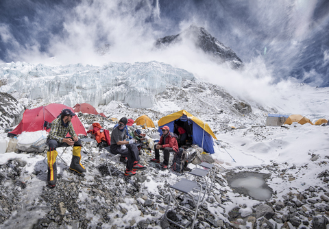 Nepal, Solo Khumbu, Everest, Western Cwm, Bergsteiger sitzen im Camp, lizenzfreies Stockfoto