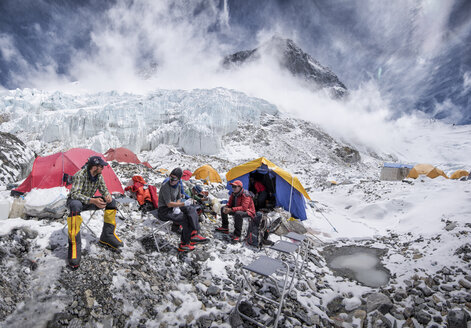 Nepal, Solo Khumbu, Everest, Western Cwm, Mountaineers sitting in Camp - ALRF01159