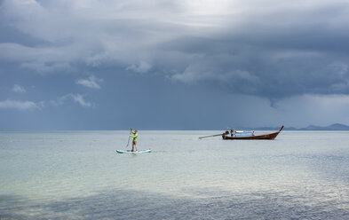 Thailand, Krabi, Lao Liang, Mann auf SUP Board im Meer - ALRF01162