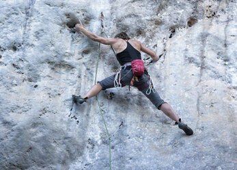 Thailand, Krabi, Chong Pli, woman climbing in rock wall - ALRF01164