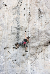 Thailand, Krabi, Chong Pli, woman climbing in rock wall - ALRF01166