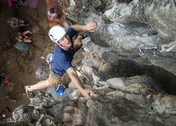 Thailand, Krabi, Railay Beach, Mann klettert in Felswand - ALRF01170