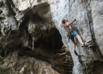 Thailand, Krabi, Railay Beach, barechested climber in rock wall - ALRF01172