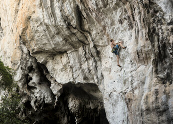 Thailand, Krabi, Railay Beach, barbusiger Kletterer in Felswand - ALRF01173