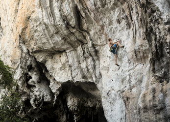 Thailand, Krabi, Railay Beach, barechested climber in rock wall - ALRF01173