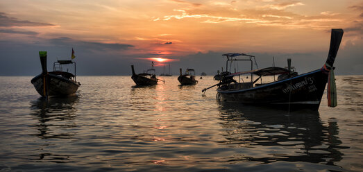 Thailand, Krabi, Railay beach, long-tail boats floating on water at sunset - ALRF01176