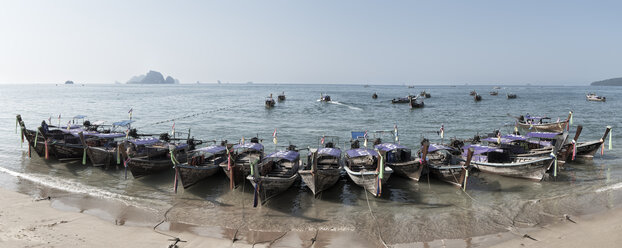 Thailand, Krabi, Railay Strand, Longtailboote schwimmen auf dem Wasser am Strand - ALRF01178