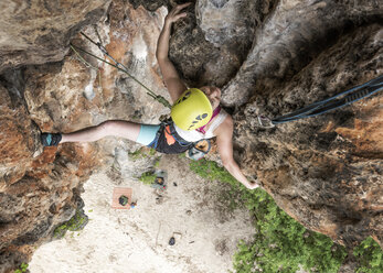 Thailand, Krabi, Insel Lao liang, Frau klettert in Felswand - ALRF01181
