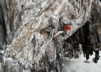 Thailand, Krabi, Insel Lao Liang, Kletterer in Felswand - ALRF01185