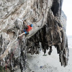 Thailand, Krabi, Insel Lao Liang, Kletterer in Felswand - ALRF01186