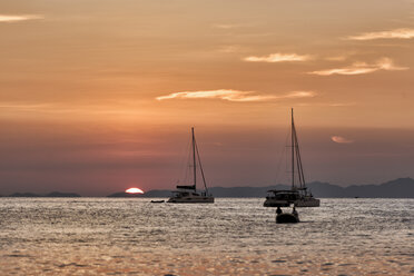 Thailand, Krabi, Railay Strand, Boote schwimmen auf dem Wasser bei Sonnenuntergang - ALRF01191