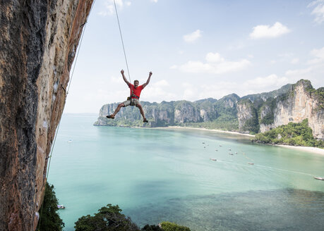 Thailand, Krabi, Thaiwand, Kletterer beim Abseilen von einer Felswand über dem Meer - ALRF01202