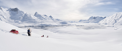 Grönland, Schweizerland Alpen, Kulusuk, Tasiilaq, Skitourengeher, lizenzfreies Stockfoto