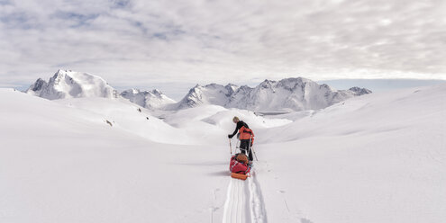 Grönland, Schweizerland Alpen, Kulusuk, Tasiilaq, Skitourengeherin - ALRF01222