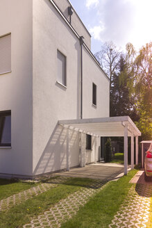 Deutschland, Wohnhaus mit Carport - CMF00806