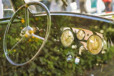 Cockpit eines Oldtimers, Spiegelung im Autofenster - FRF00656