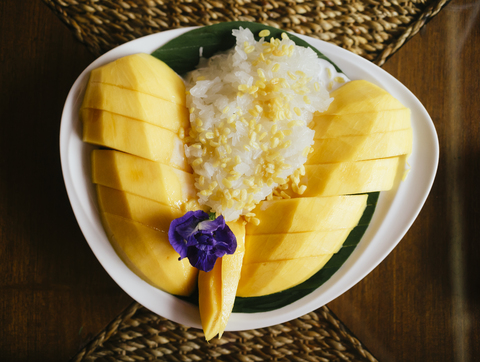 Thailändische Mango mit süßem Klebreis und Kokosnussmilch, lizenzfreies Stockfoto