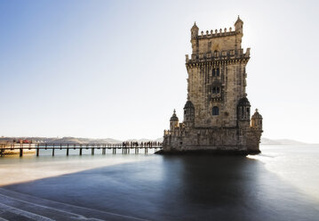 Portugal, Lissabon, Blick auf den Turm von Belem - RAEF02026