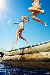 Teenager-Mädchen springen in den See - CUF00988