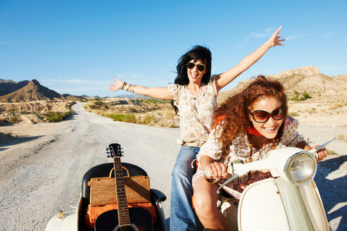 Frauen mit Motorrad und Beiwagen - CUF01046