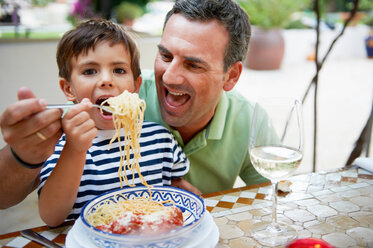 Vater und Sohn essen Spaghetti - CUF01047