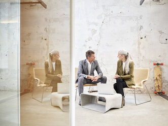Geschäftsmann und Geschäftsfrau im Gespräch in einem modernen Büro - CVF00350
