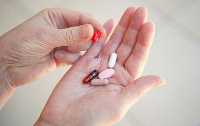 Nahaufnahme einer älteren Person mit Tabletten in der Hand - CUF01097