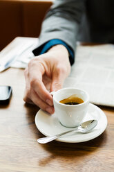 Businessman drinking cappuccino - CUF01125