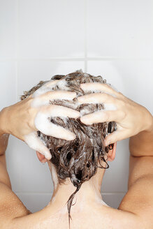 Frau wäscht ihr Haar in der Dusche - CUF01126