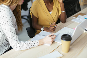 Kollegen arbeiten gemeinsam am Schreibtisch im Büro - EBSF02488