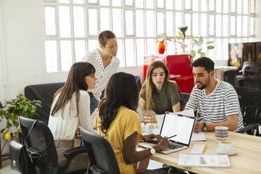 Kollegen arbeiten gemeinsam am Schreibtisch im Büro - EBSF02531