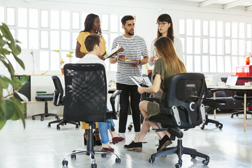 Kollegen, die im Büro diskutieren - EBSF02537