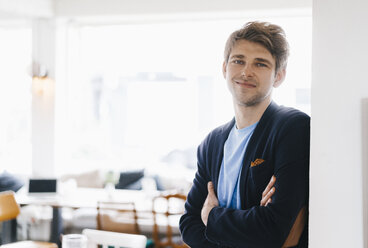 Portrait of smiling man in a cafe - KNSF03881