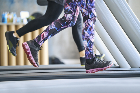 Nahaufnahme von Menschen, die in einem Fitnessstudio auf einem Laufband laufen, lizenzfreies Stockfoto