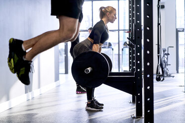 People exercising at gym - BSZF00381