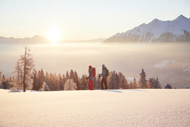 Österreich, Tirol, Schneeschuhwanderer bei Sonnenaufgang - CVF00406