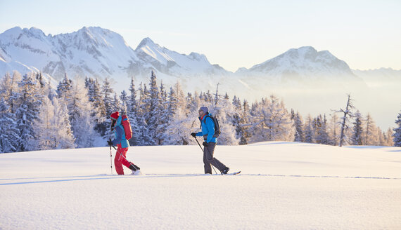 Österreich, Tirol, Paar Schneeschuhwandern - CVF00407