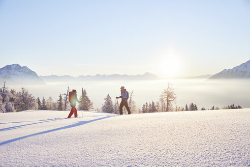 Österreich, Tirol, Schneeschuhwanderer bei Sonnenaufgang - CVF00409