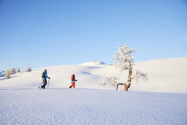 Austria, Tyrol, couple snowshoeing - CVF00411