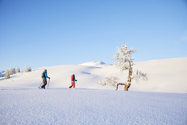 Österreich, Tirol, Paar Schneeschuhwandern - CVF00411