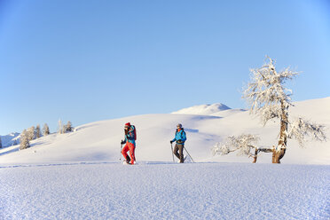 Austria, Tyrol, couple snowshoeing - CVF00412