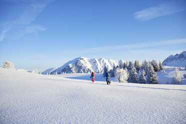 Österreich, Tirol, Paar Schneeschuhwandern - CVF00414