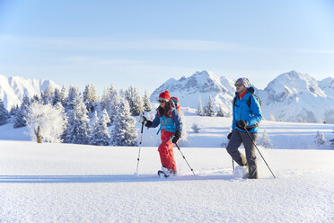 Austria, Tyrol, couple snowshoeing - CVF00415