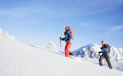 Österreich, Tirol, Paar Schneeschuhwandern - CVF00420