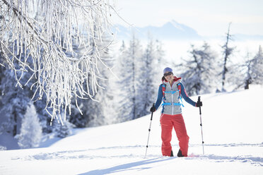 Österreich, Tirol, lächelnder Schneeschuhwanderer im Schnee stehend - CVF00421
