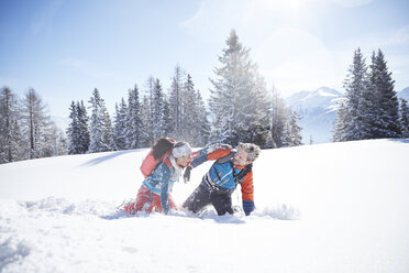 Österreich, Tirol, Paar hat Spaß im Schnee - CVF00432